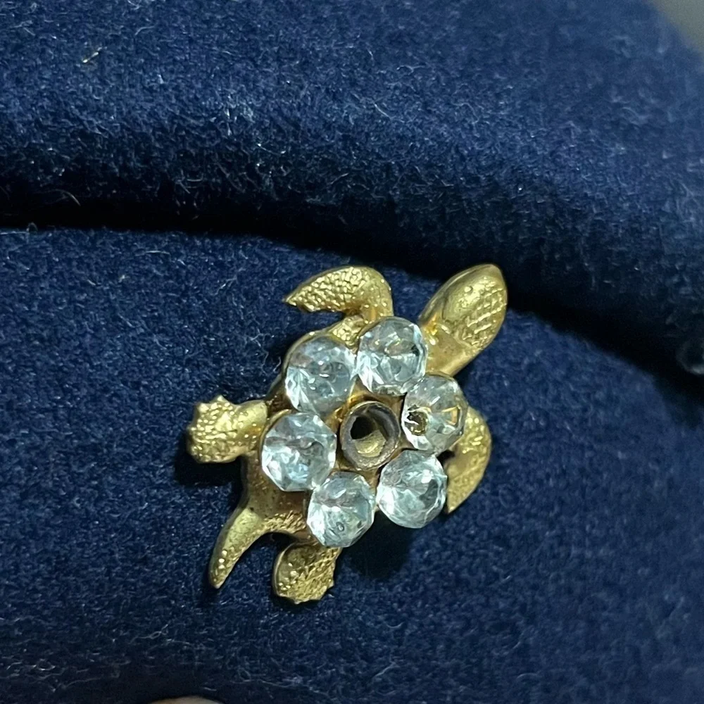 Sandswept Elegant Navy Beret with Seaturtle Pin
